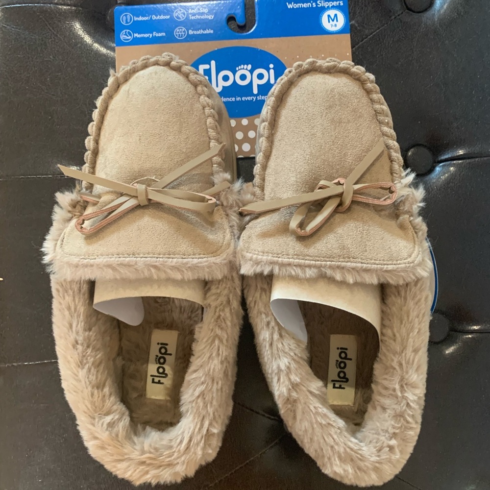 New Floopi Women’s Microsuede Moccasin Slippers Medium Taupe